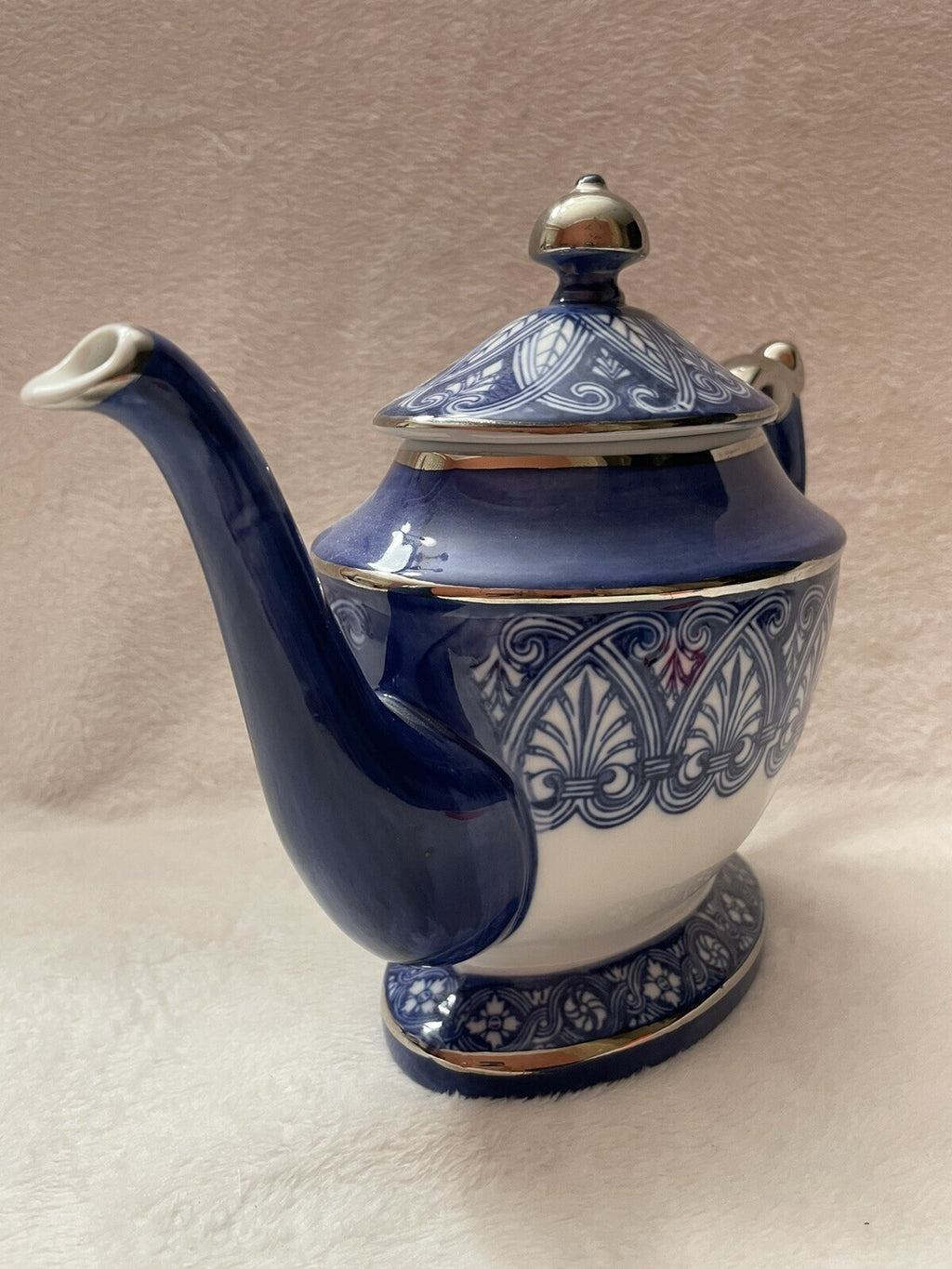 Bombay Co blue & white Arabesque tile 8" tall platinum trim teapot w/lid