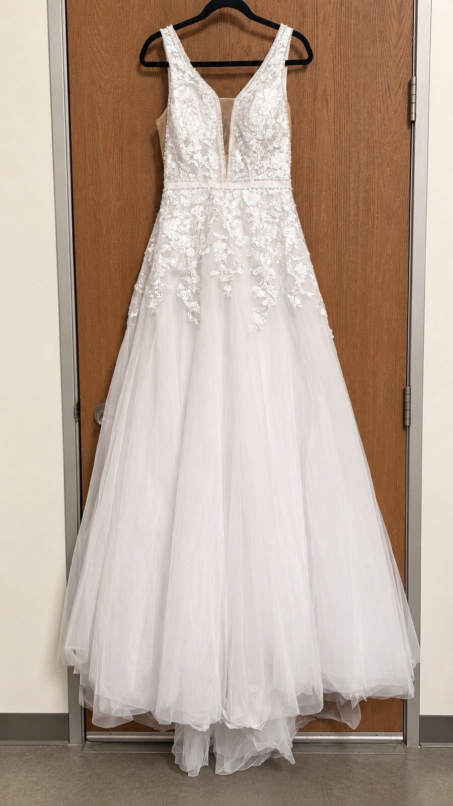 Muse-bridals Wedding Dress Size 8 White Lace Tulle A-Line V-Neck Bridal Grown