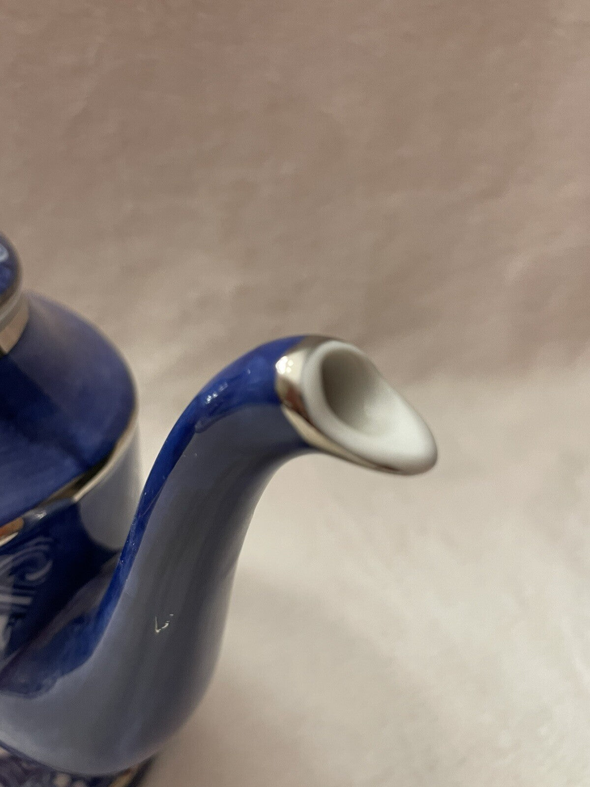 Bombay Co blue & white Arabesque tile 8" tall platinum trim teapot w/lid