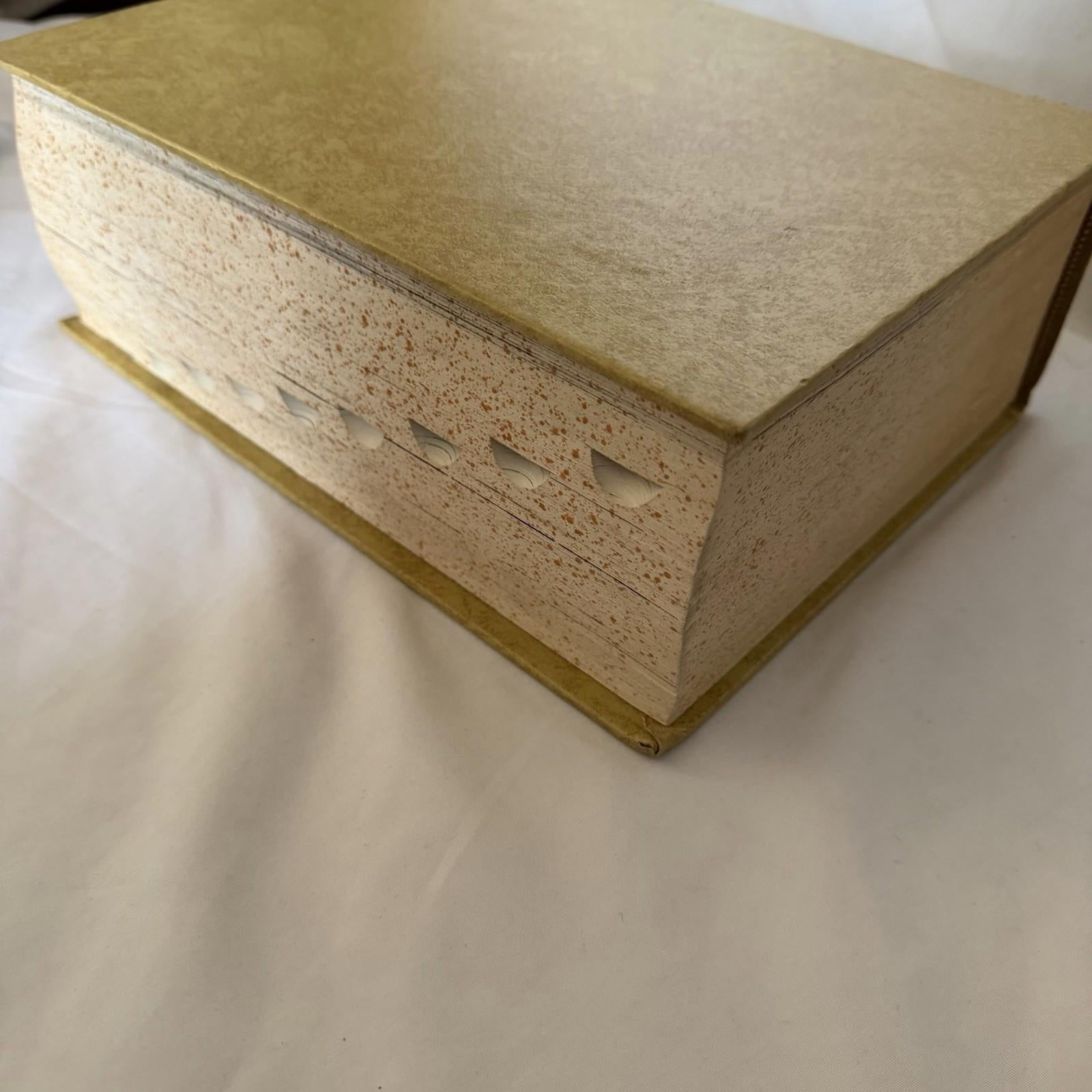 Vintage 1978 Funk & Wagnalls Encyclopedic Dictionary Gold