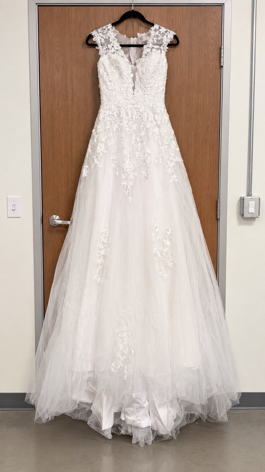 Ivory Lace A-Line Wedding Dress Size 6 Floral Tulle Bridal Gown Cap Sleeve