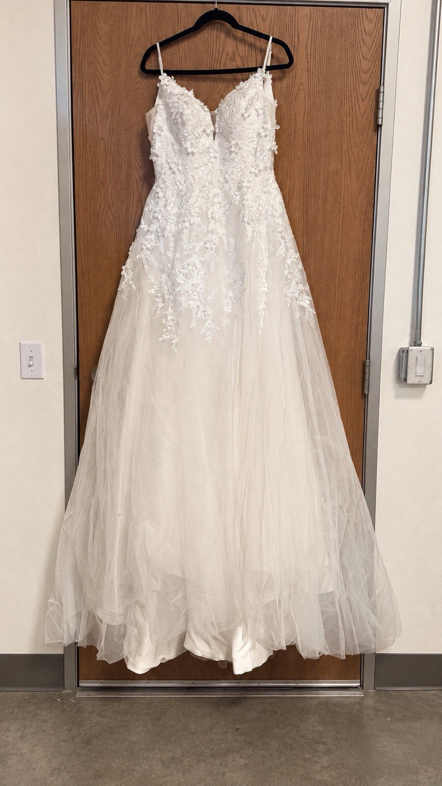 Ivory Lace A-Line Wedding Dress Size 2 Spaghetti Strap Bridal Gown Tulle