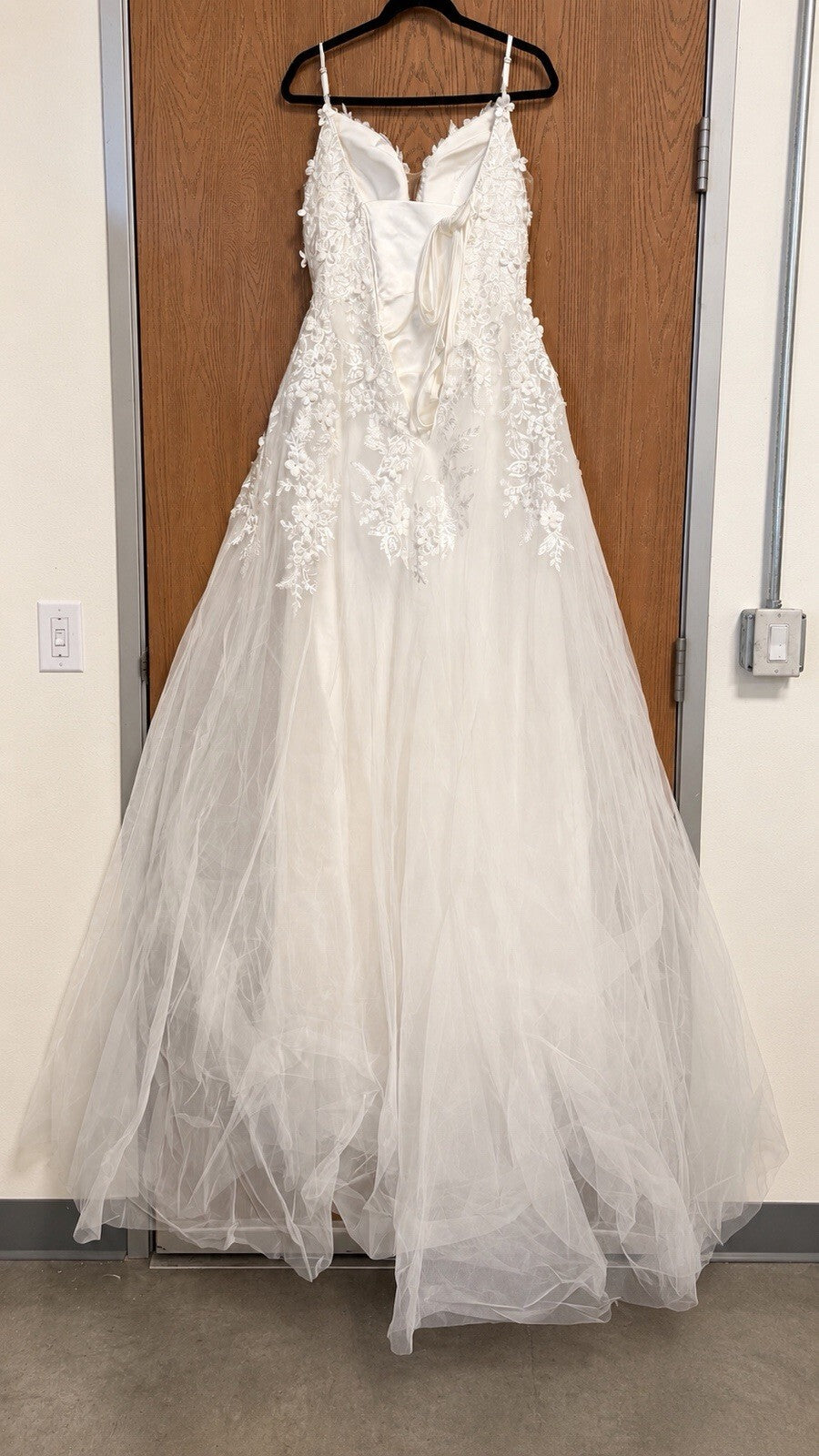Ivory Lace A-Line Wedding Dress Size 2 Spaghetti Strap Bridal Gown Tulle