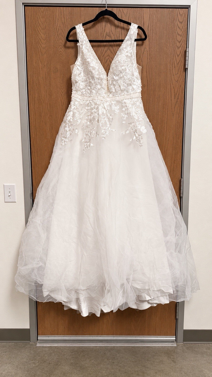 White Ivory Lace Wedding Dress Deep V Neck A-Line Bridal Gown 16” Waist 65” Long