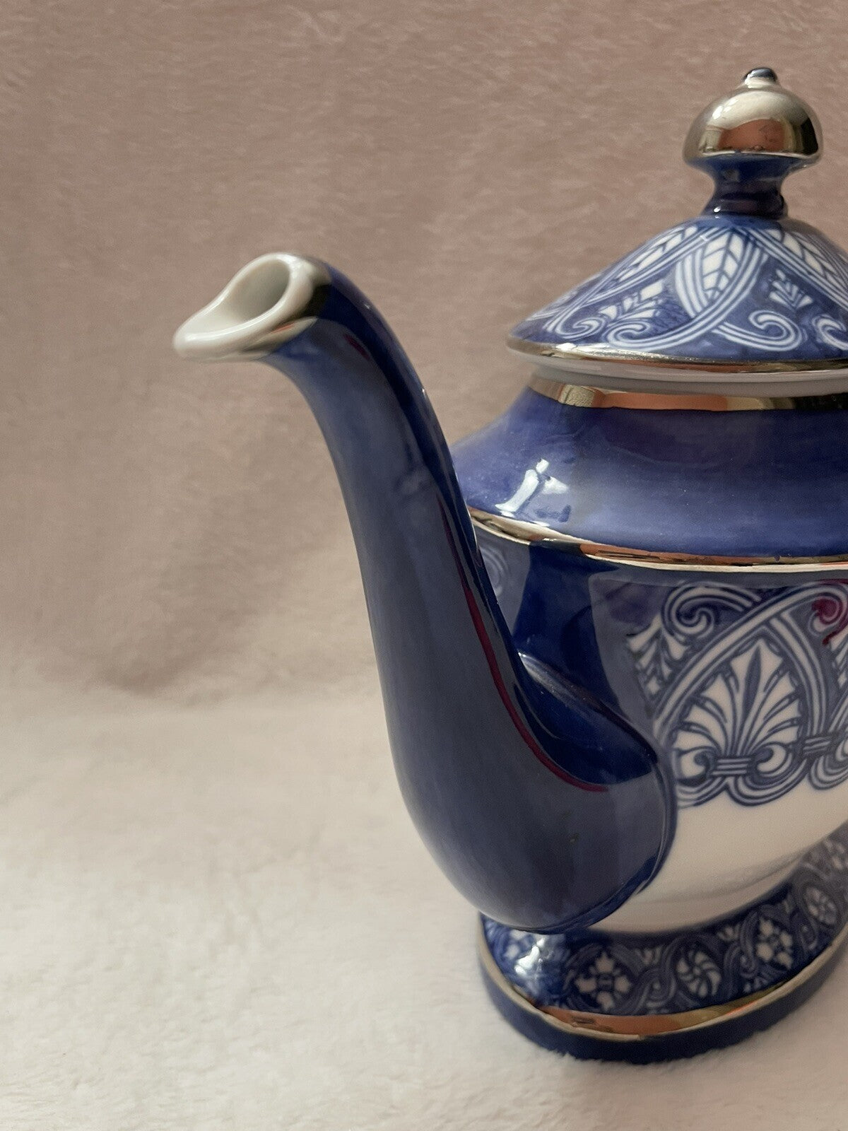Bombay Co blue & white Arabesque tile 8" tall platinum trim teapot w/lid
