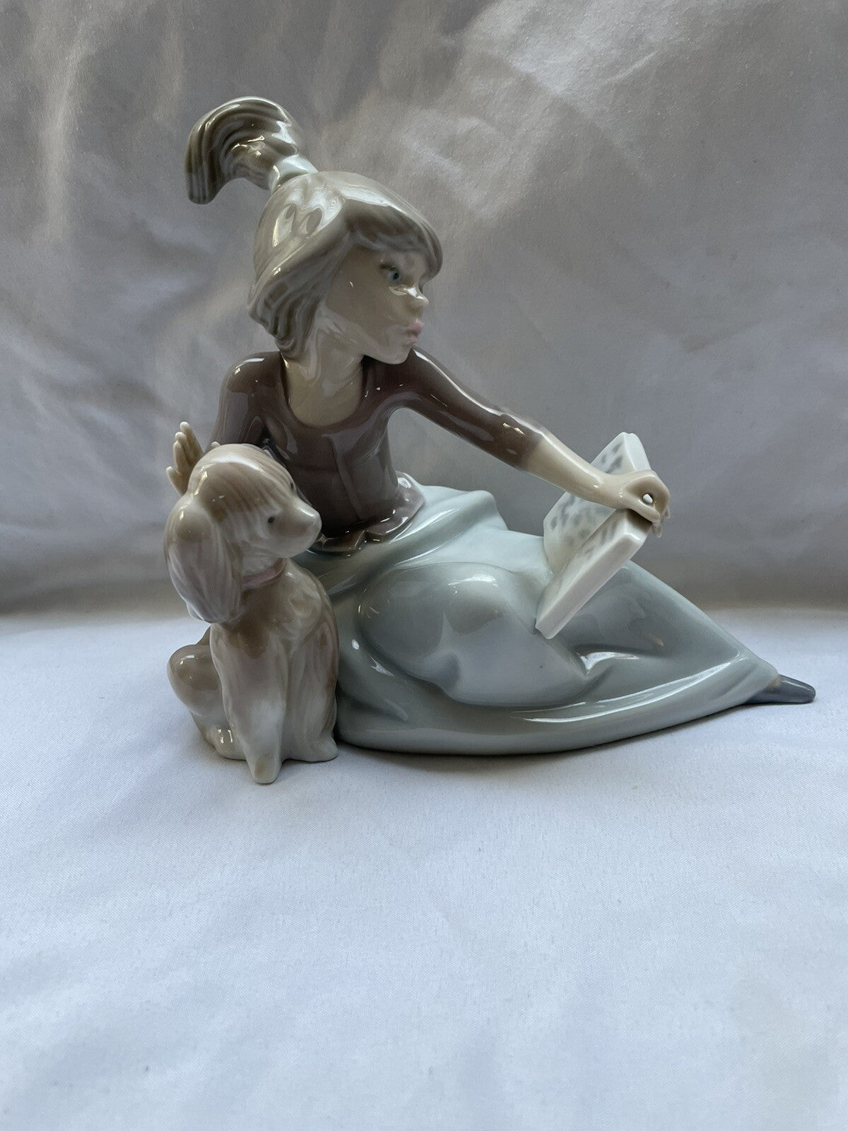 Lladró Porcelain Figurine #5475 - Girl Reading with Dog - Rare Collectible