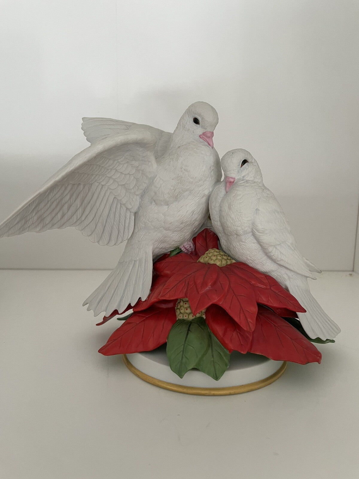 Vtg Franklin Mint White Doves on Poinscettia Flowers Great Condition