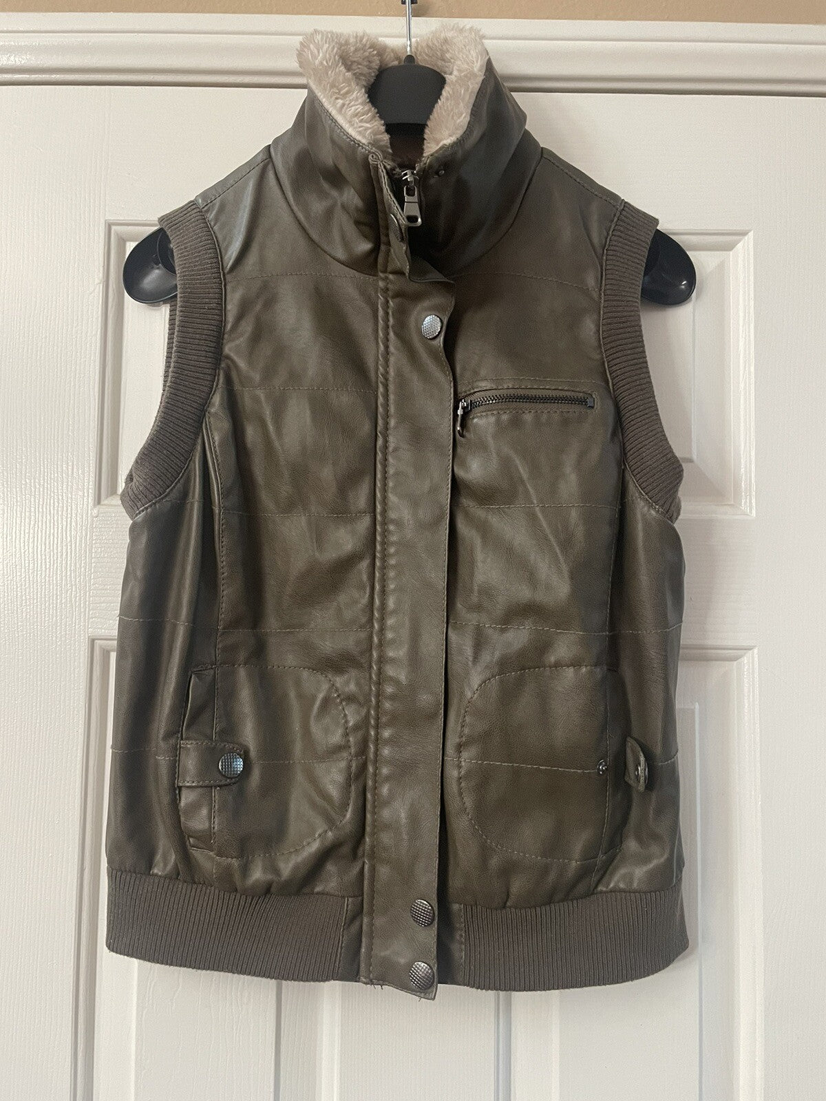Ci Sono by Cavini Women’s Faux Leather Vest Size L – Sherpa Lined Collar, Olive